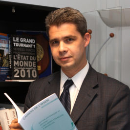 Frédéric Charillon Monsieur est l'actuel directeur de L'IRSEM situ l'cole militaire de Paris.